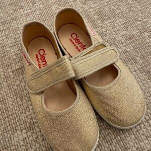 Cienta Shimmering Gold Dress Shoes for Kids
